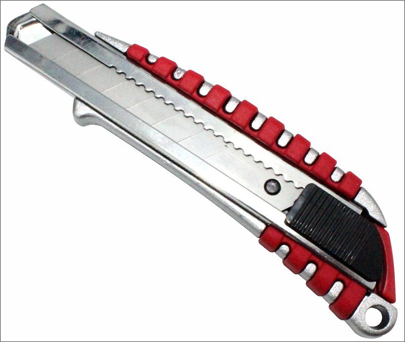 Нож универс. пластиковый с сегментированным лезвием 18мм (квадр. фиксатор)